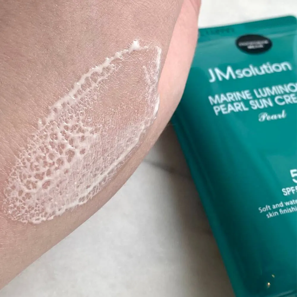 Выравнивающий солнцезащитный крем с экстрактом жемчуга JMsolution Marine Luminous Pearl Sun Cream SPF50+ PA++++ JMsolution Marine Luminous Pearl Sun Cream SPF50+ PA++++ 3